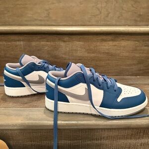 NEW IN BOX Jordan 1 true blue/cement grey. Size 6Y/EUR 38.5